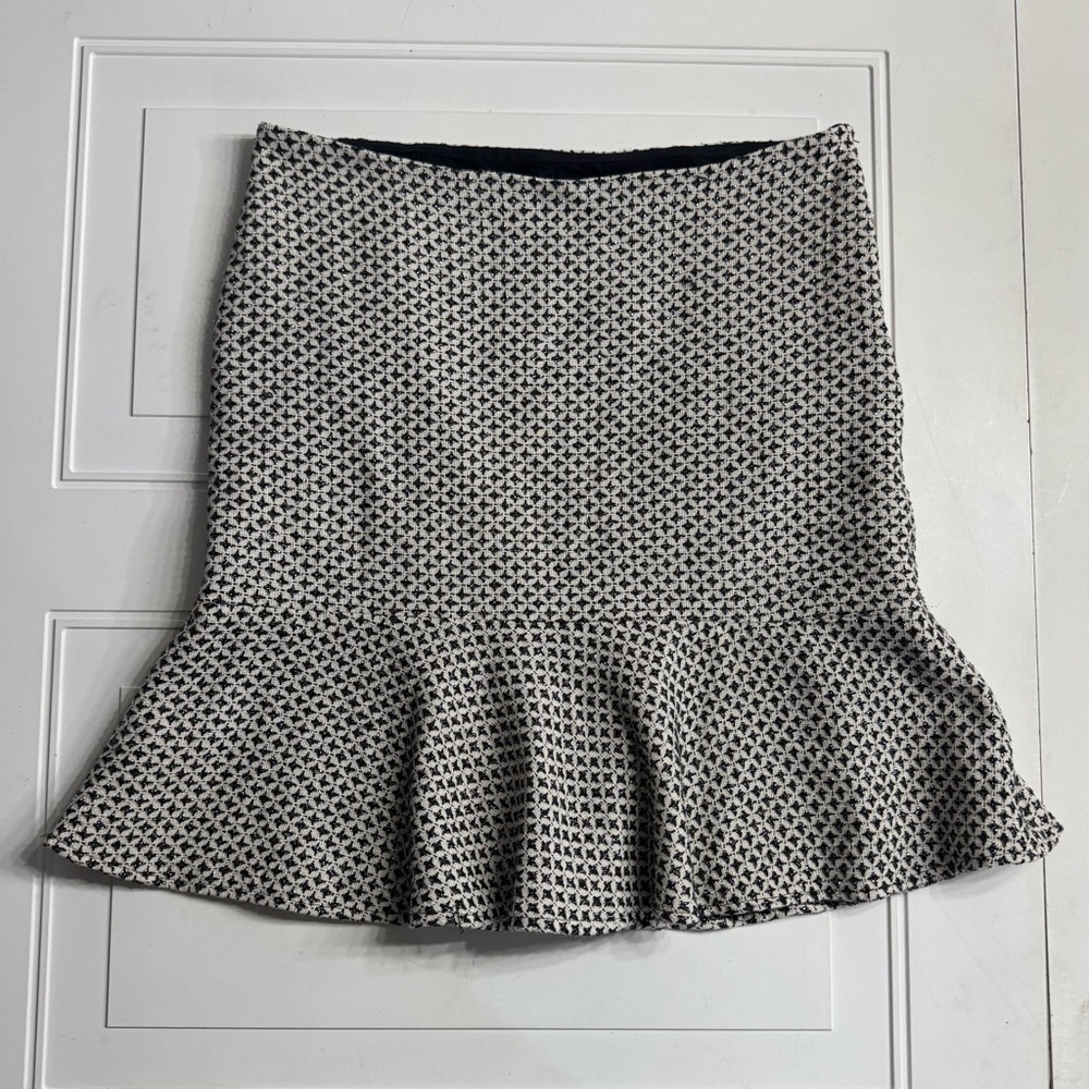 White House Black Market Wool Blend Black White Geometric Trumpet Skirt Sz 10 - Picture 1 of 7